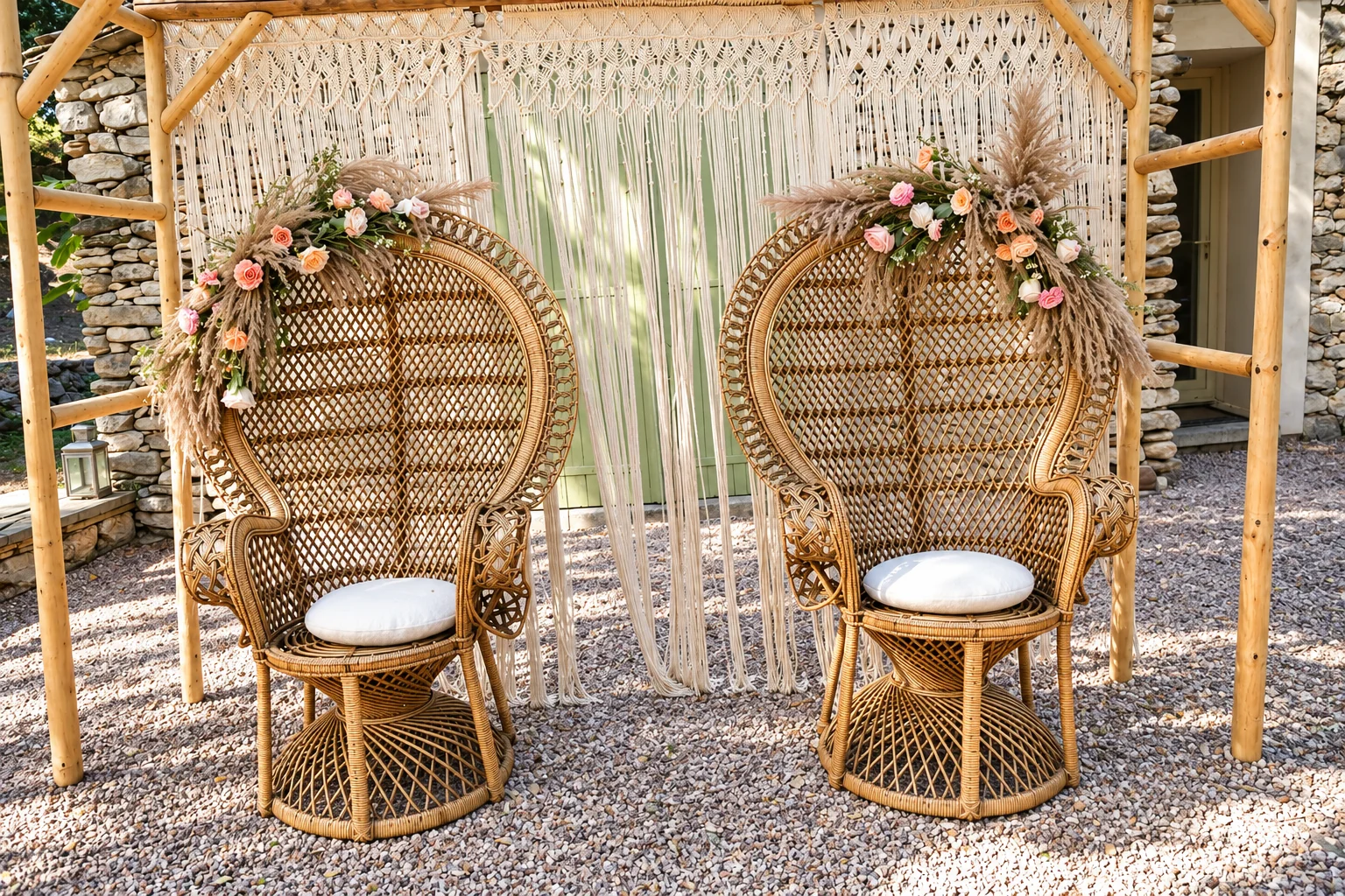 Cérémonie bohème aux fauteuils en osier