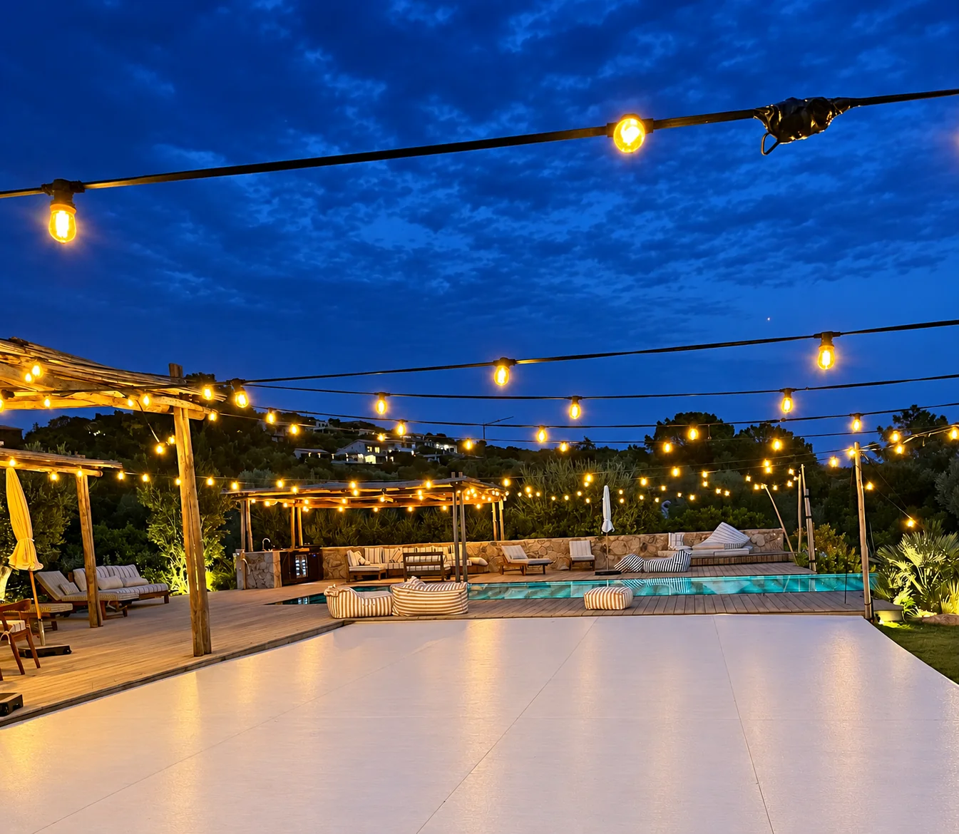 Oasis luxueuse sous les guirlandes de lumiere