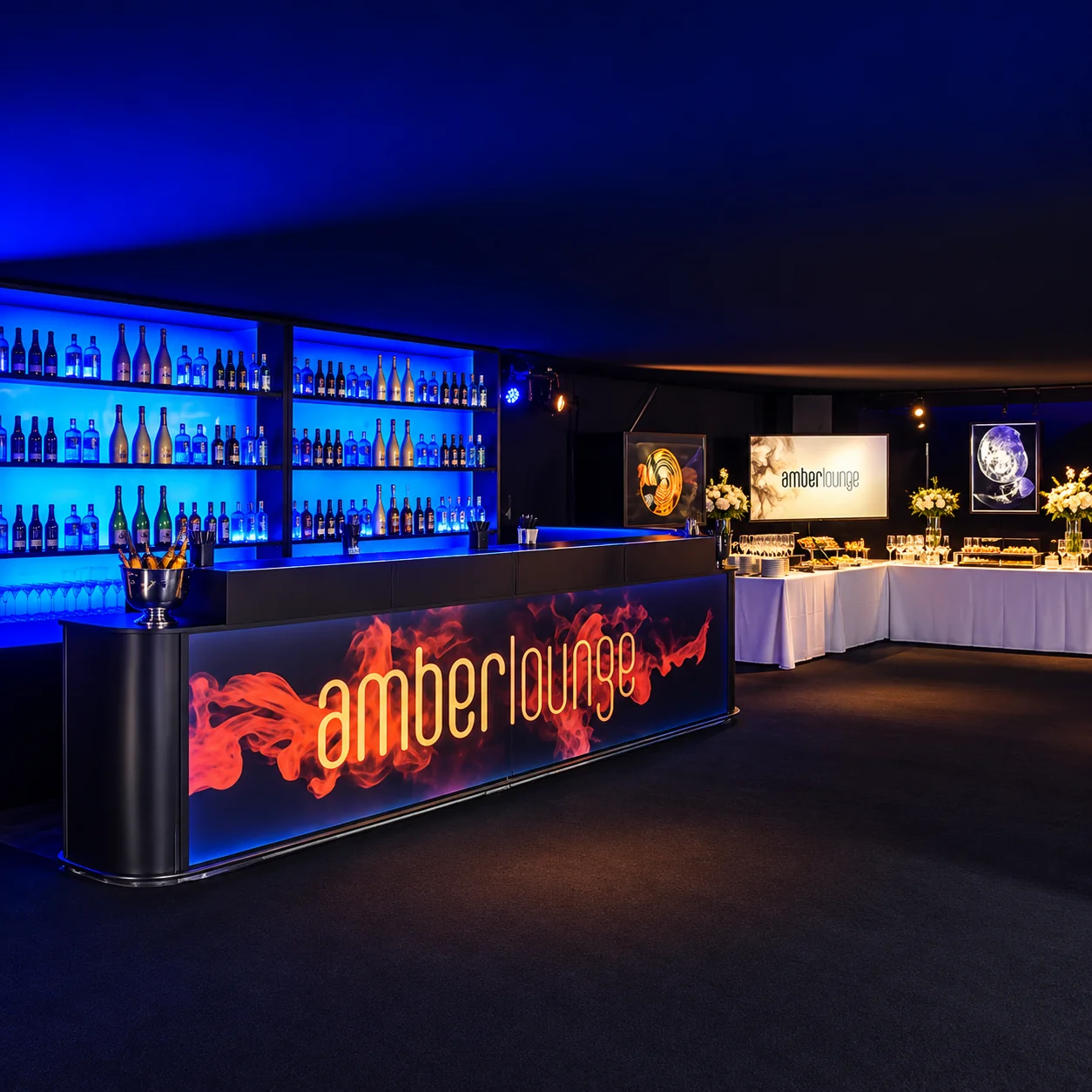 Lounge ambre sous lumières bleues