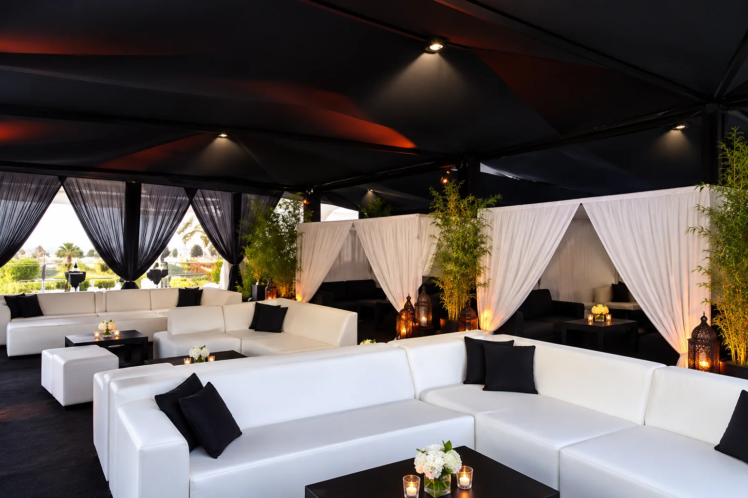 Salon extérieur élégant en noir et blanc