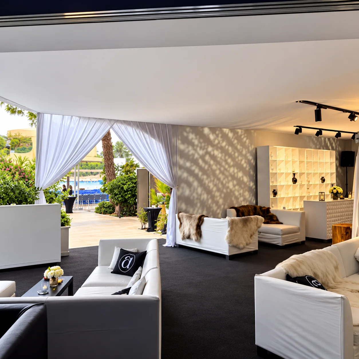 Salon extérieur luxueux avec vue sur la mer