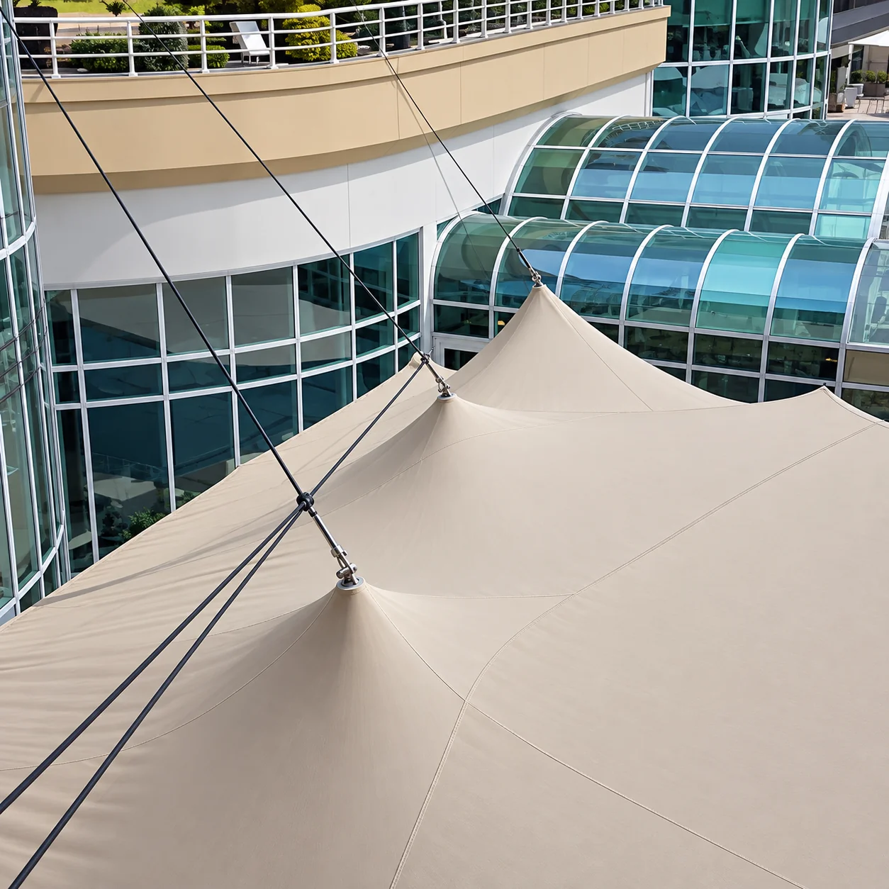 Atrium moderne sous voile tendue