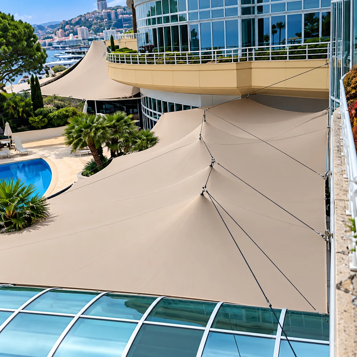 Canopées tendues sur terrasse maritime