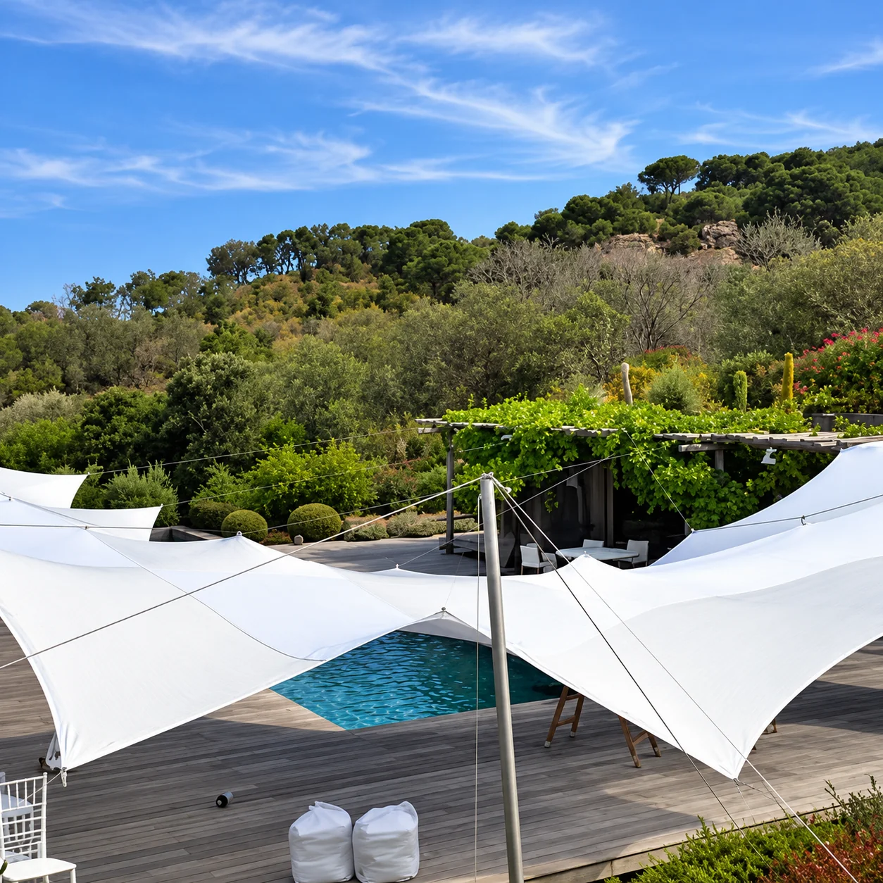 Piscine méditerranéenne sous voiles blanches