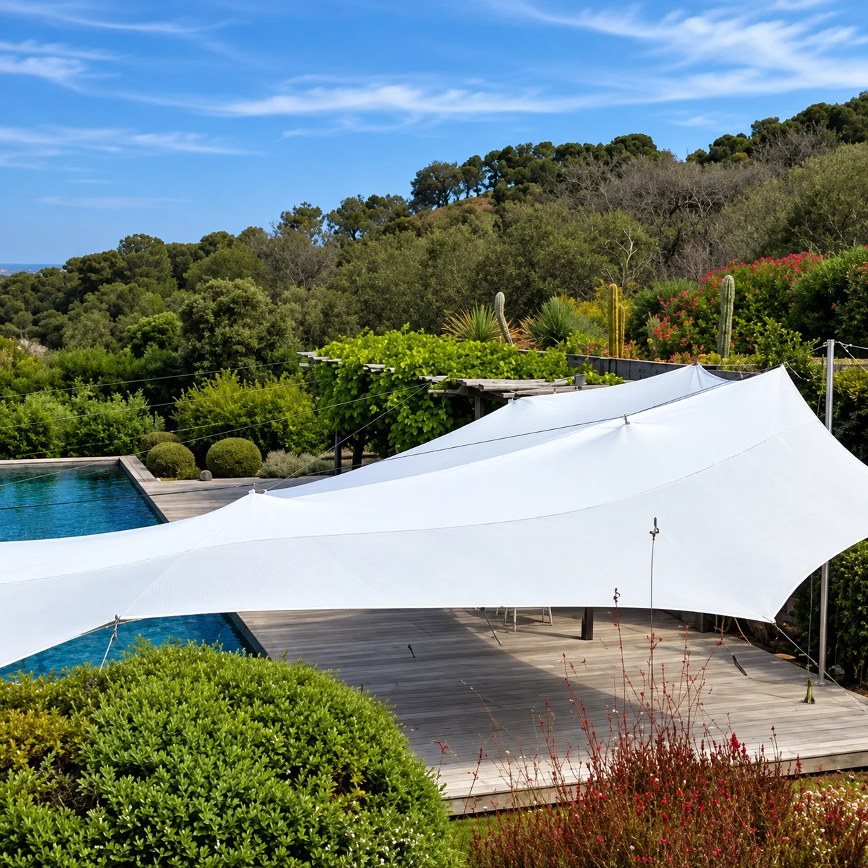 Terrasse méditerranéenne ombragée par voile blanche