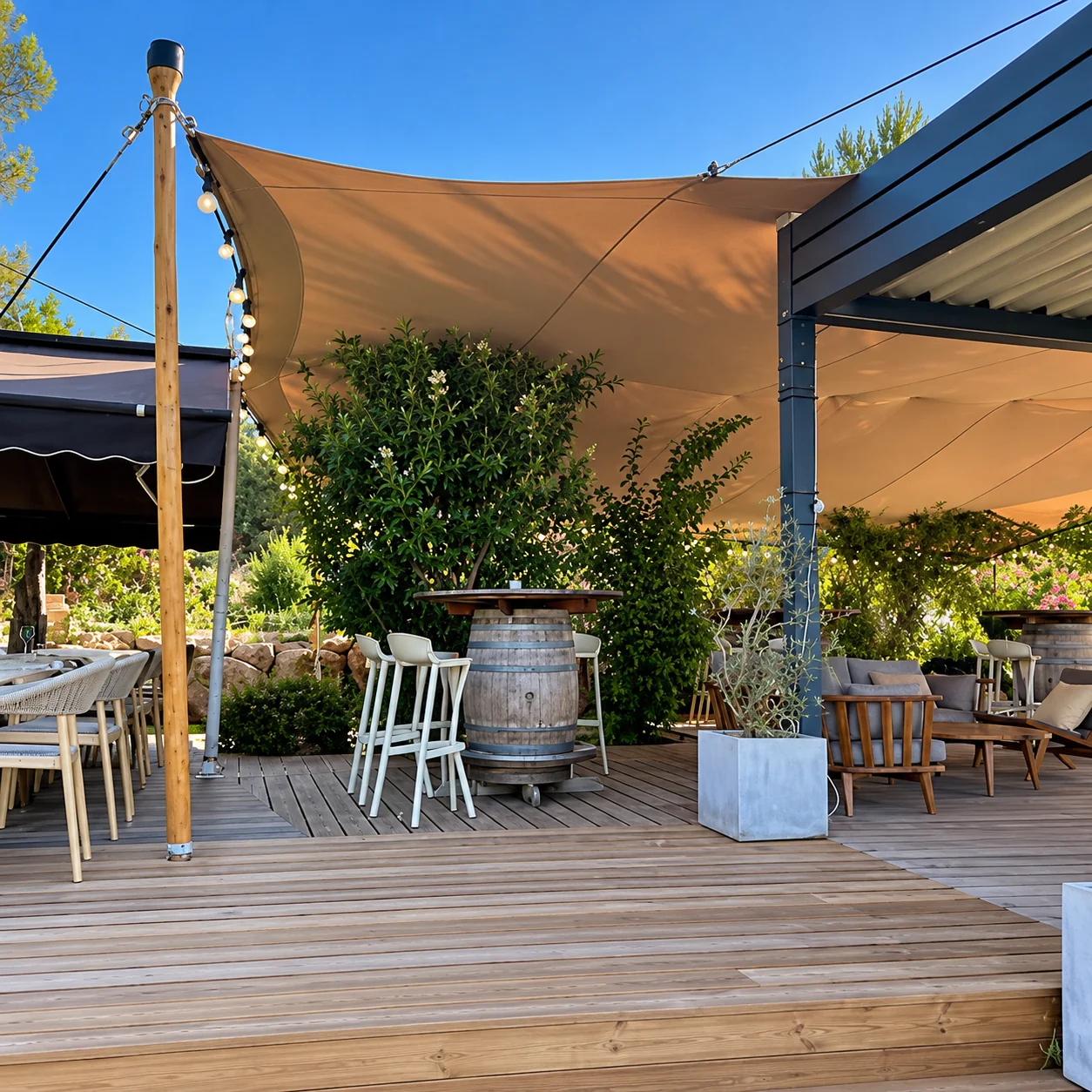 Terrasse méditerranéenne sous voile solaire