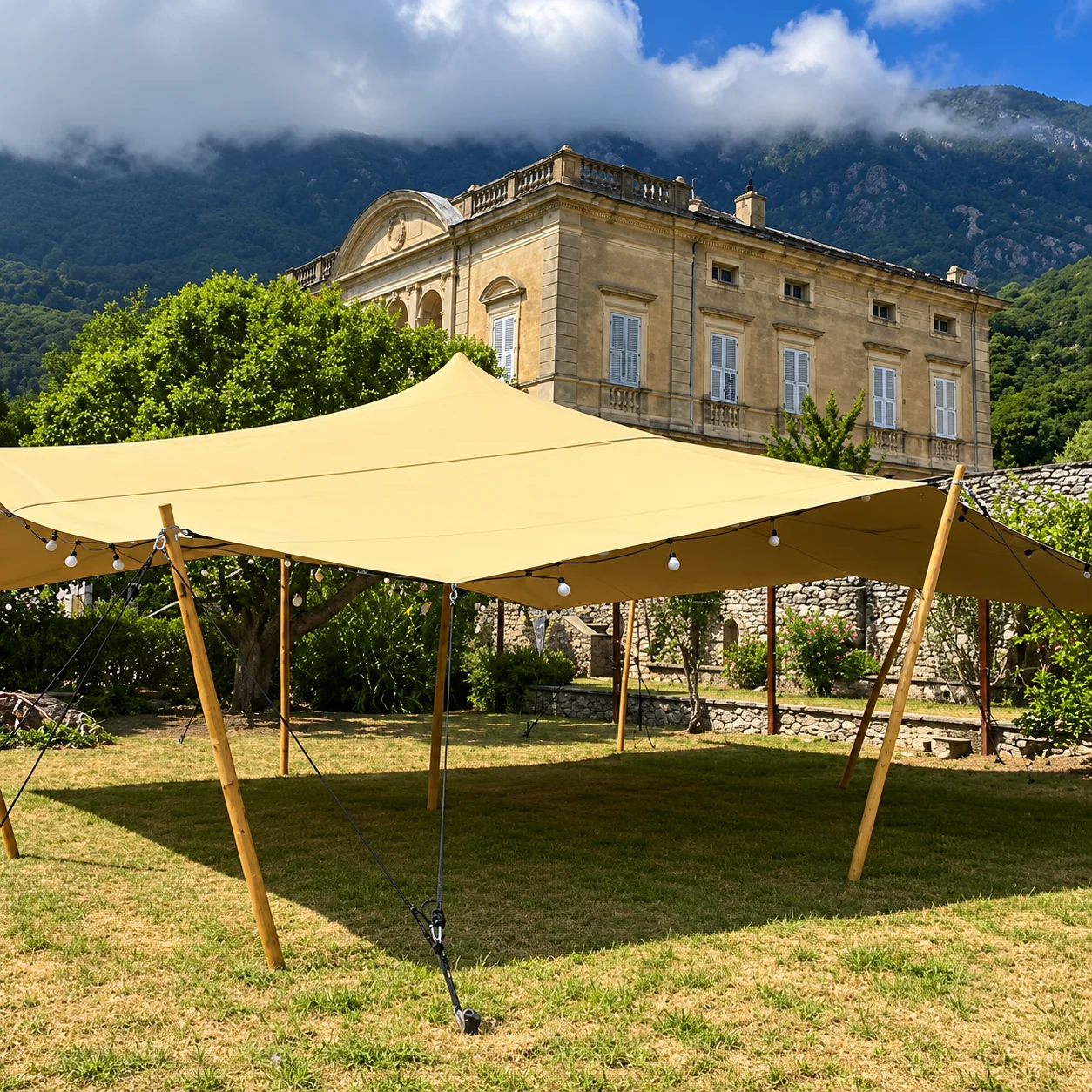 Tente beige face aux montagnes