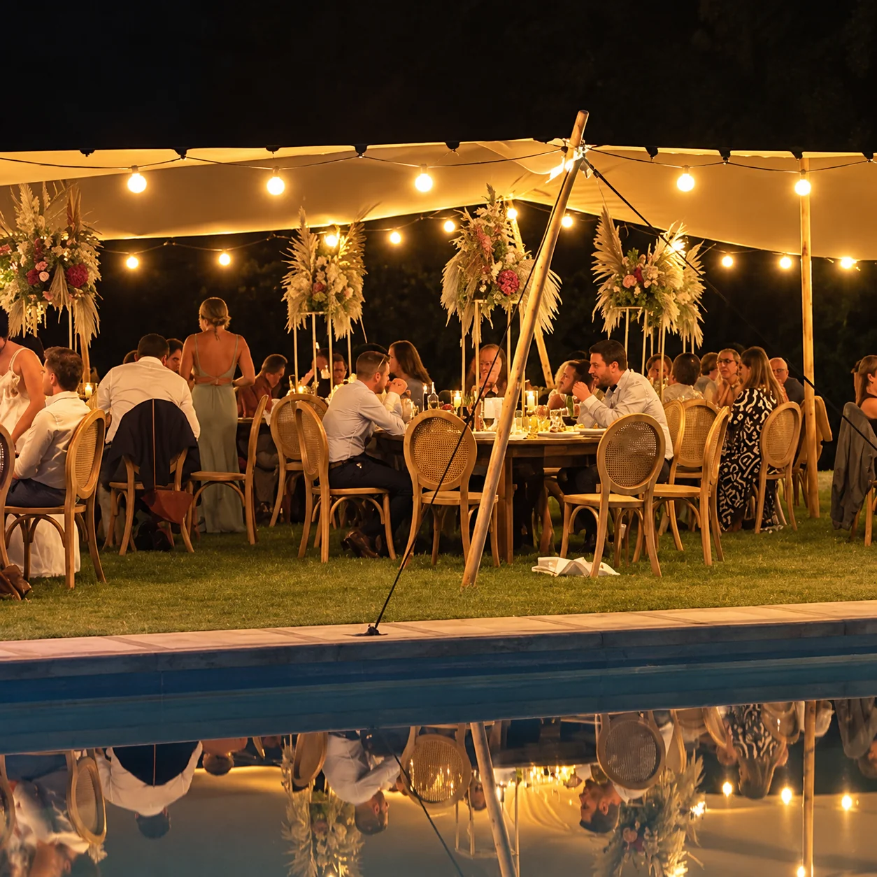 Dîner élégant sous une tente illuminée