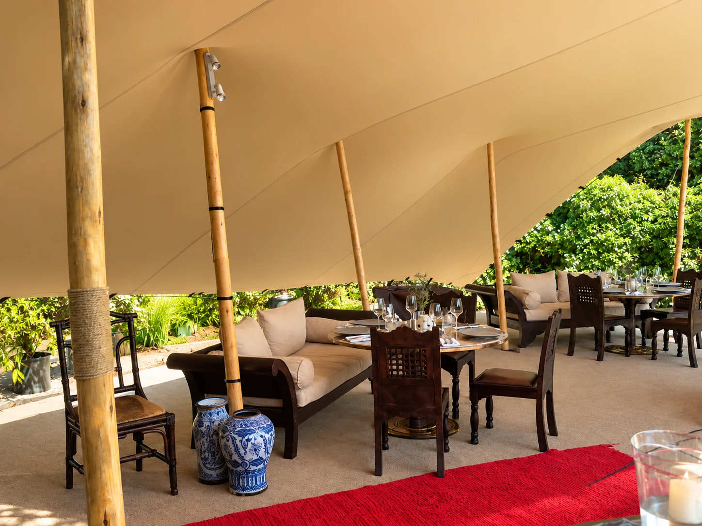 Salon de jardin élégant sous tente beige