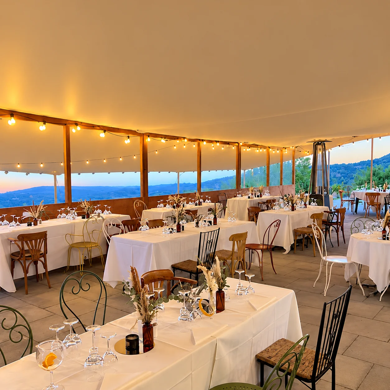 Terrasse élégante au coucher du soleil