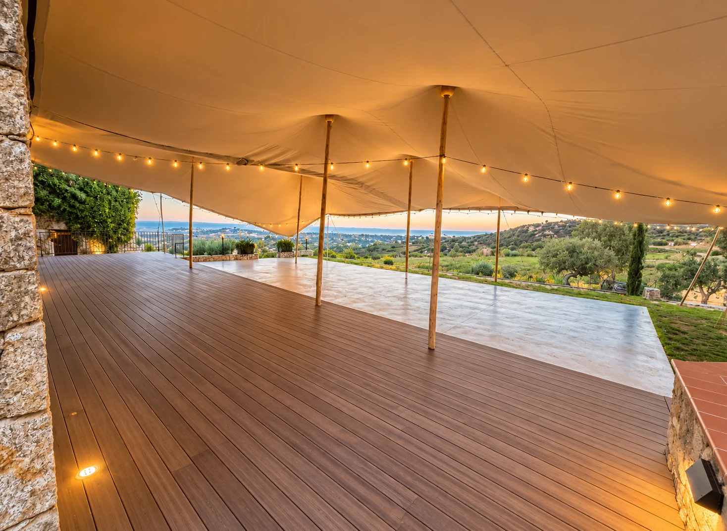 Terrasse méditerranéenne au coucher du soleil