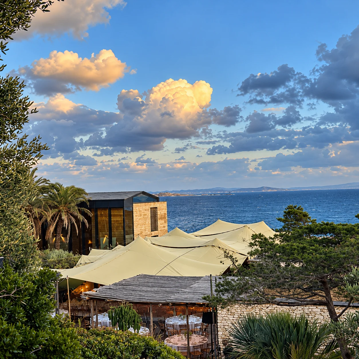 Terrasse méditerranéenne au coucher du soleil