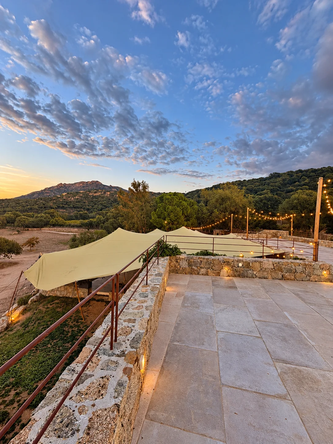 Terrasse rustique au crépuscule