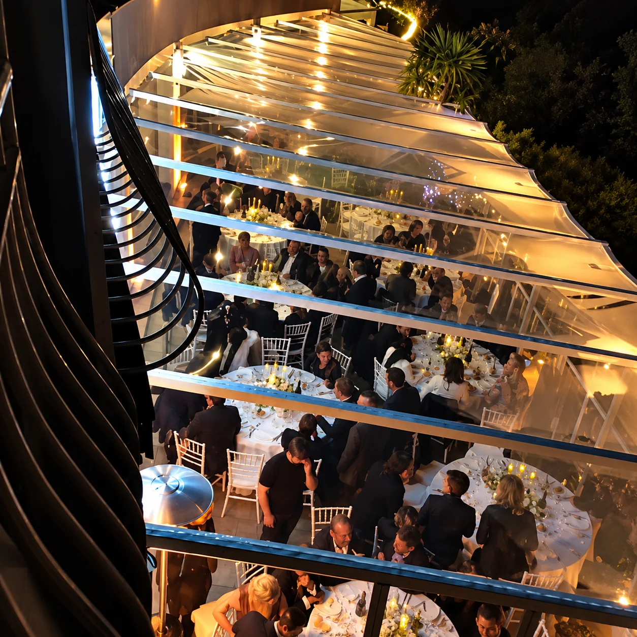 Dîner élégant sous verriere illuminée