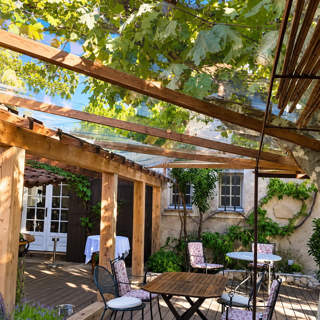 Patio méditerranéen sous pergola végétalisée