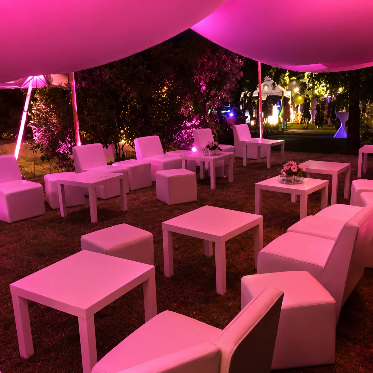 Salon extérieur sous tente magenta