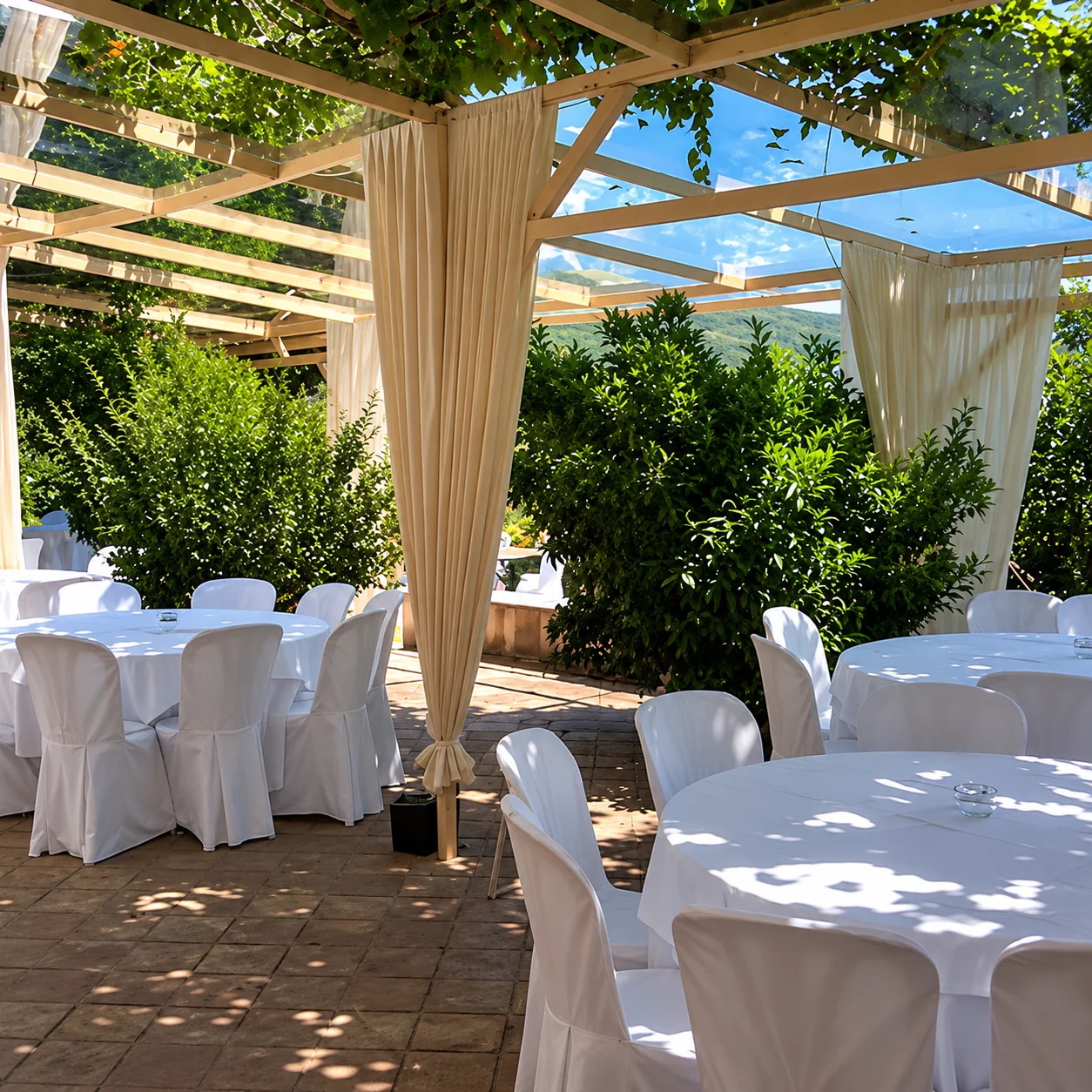 Terrasse de réception sous pergola végétalisée
