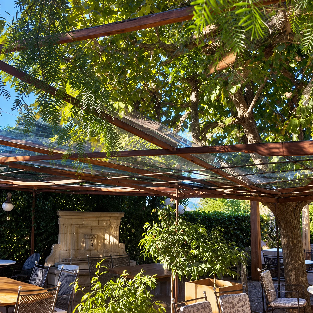 Terrasse ombragée sous pergola vitrée